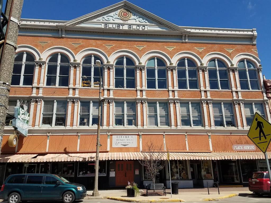 Landmark | restaurant | 1 E Main St, Freeport, IL 61032, USA | 8152351006 OR +1 815-235-1006