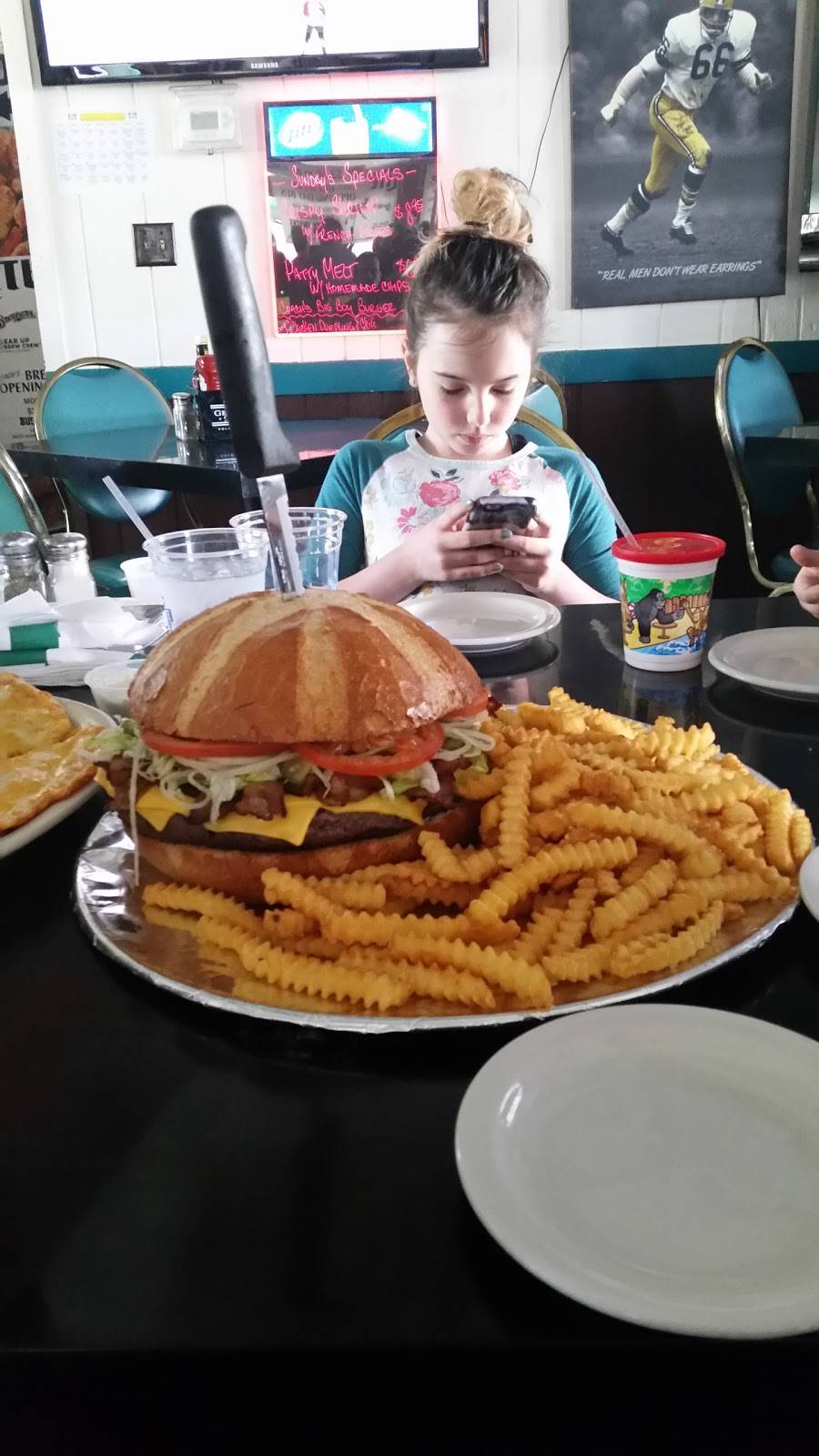 Coachs Pub N Grill | meal takeaway | 3608, 5356 South 13th Street, Milwaukee, WI 53221, USA | 4142818175 OR +1 414-281-8175