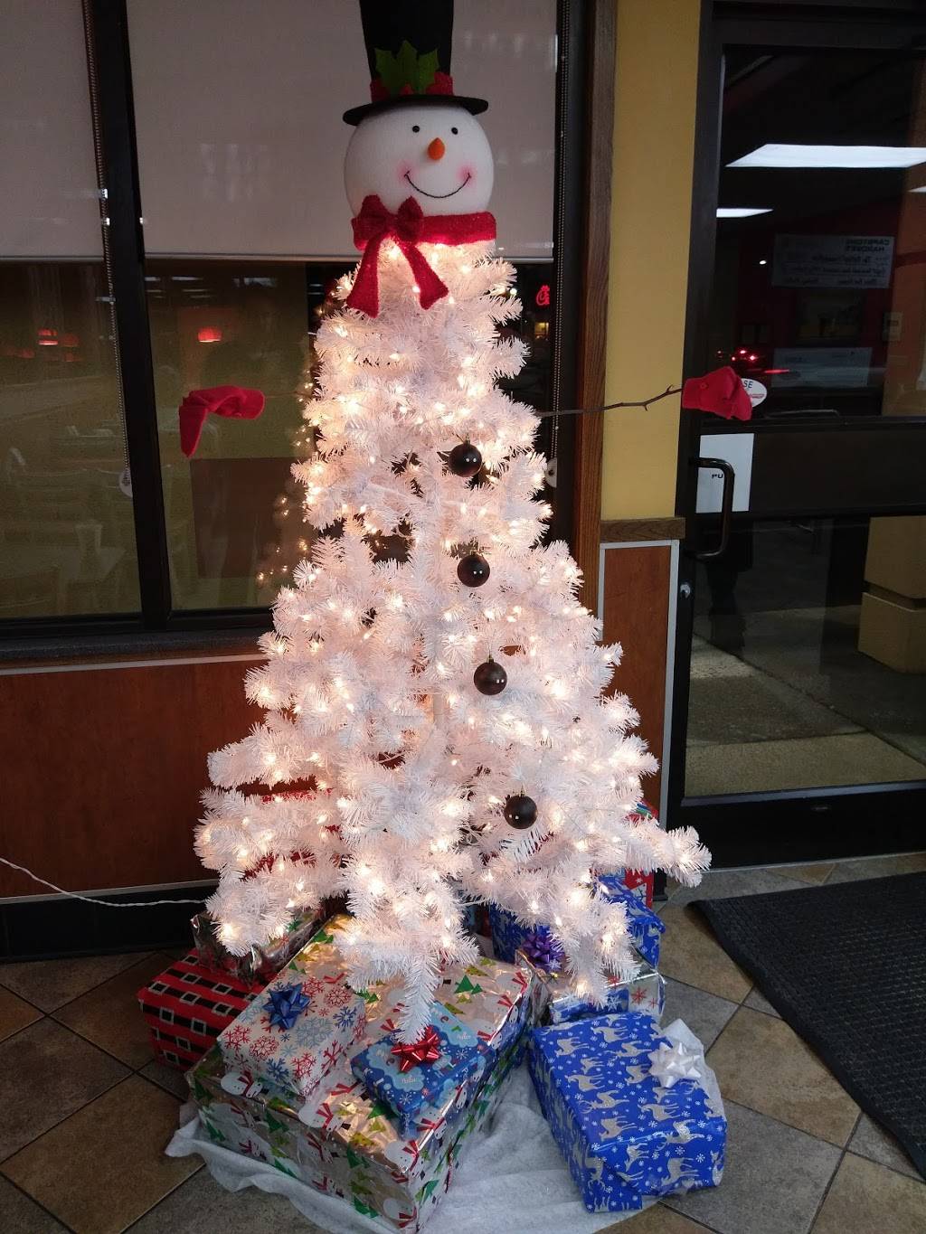 Hardees | restaurant | 2102 W Market St, Johnson City, TN 37604, USA | 4239297667 OR +1 423-929-7667