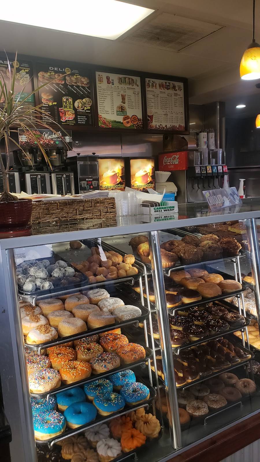 Winchells Donut House | cafe | 13070 Valley Blvd, La Puente, CA 91746, USA | 6263369081 OR +1 626-336-9081