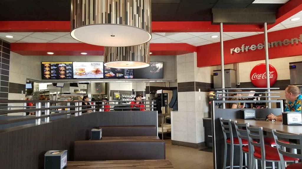 Hardees | restaurant | 5741 SE Abshier Blvd, Belleview, FL 34420, USA | 3522035404 OR +1 352-203-5404