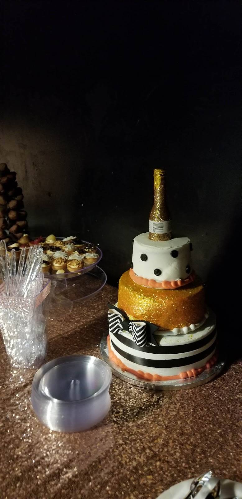 Bankos Lounge | restaurant | 14168 Wyoming Ave, Detroit, MI 48238, USA | 3134912188 OR +1 313-491-2188