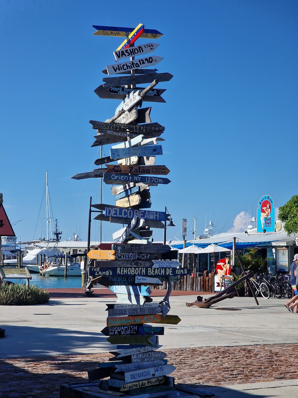 Half Shell Raw Bar | restaurant | 231 Margaret St, Key West, FL 33040, USA | 3052947496 OR +1 305-294-7496