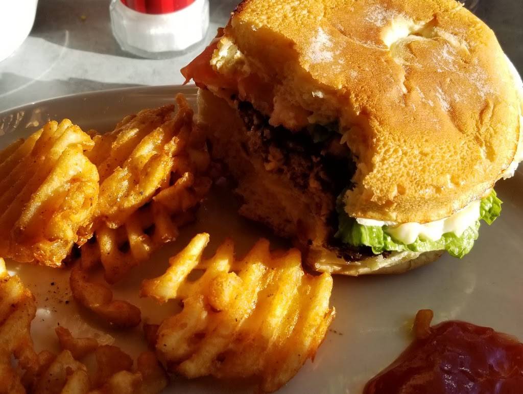 Friendlys | restaurant | 12814 Shank Farm Way, Hagerstown, MD 21742, USA | 3017339570 OR +1 301-733-9570