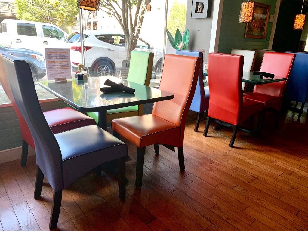 Moms | Siam Restaurant | restaurant | 2811 W Cary St, Richmond, VA 23221, USA | 8043597606 OR +1 804-359-7606