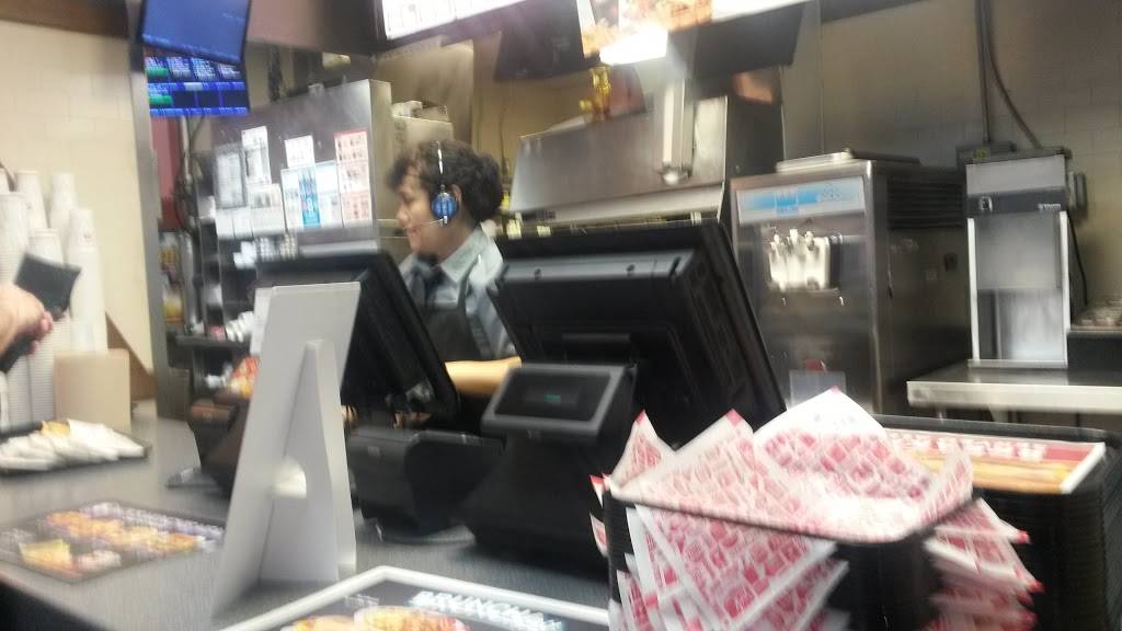 Jack in the Box | restaurant | 101 E Main St, Grand Prairie, TX 75050, USA | 9722622396 OR +1 972-262-2396