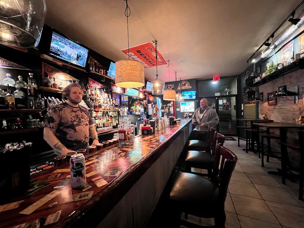 In Between Tavern | restaurant | 307 Sycamore St, Cincinnati, OH 45202, USA | 5136217009 OR +1 513-621-7009