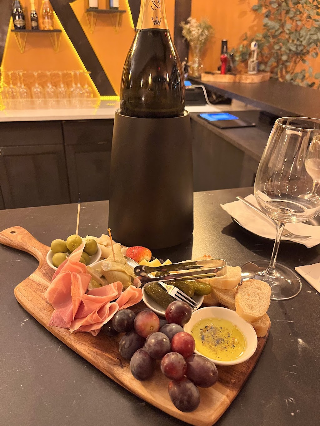 The Boardroom | restaurant | 808 Wiggins Pass Rd, Naples, FL 34110, USA | 2393087180 OR +1 239-308-7180