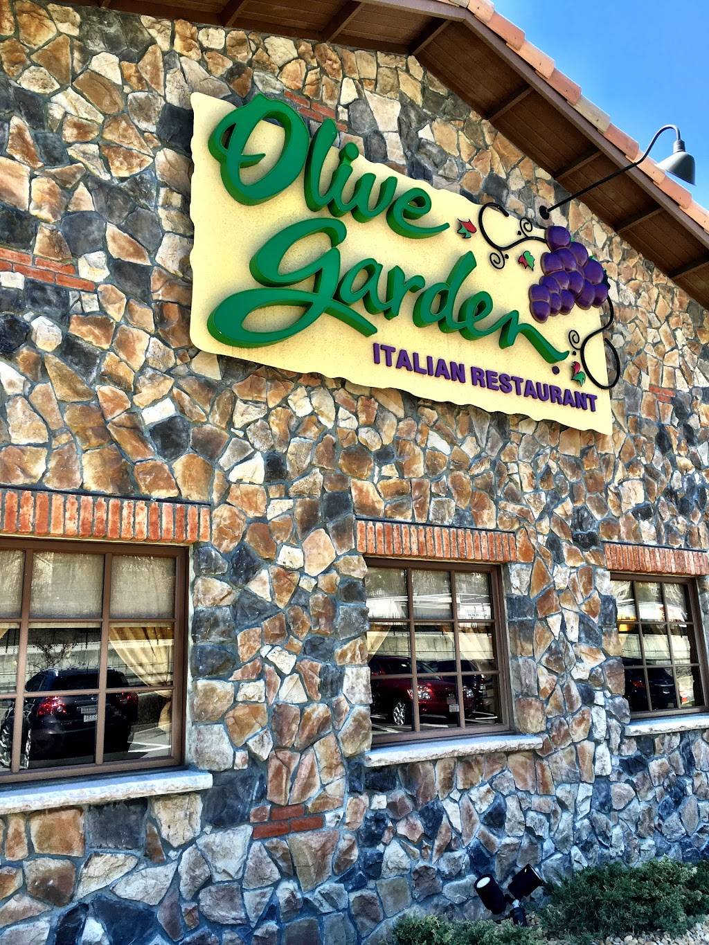 Olive Garden Italian Restaurant | meal takeaway | 7 Tobias Boland Way, Worcester, MA 01607, USA | 5087555268 OR +1 508-755-5268