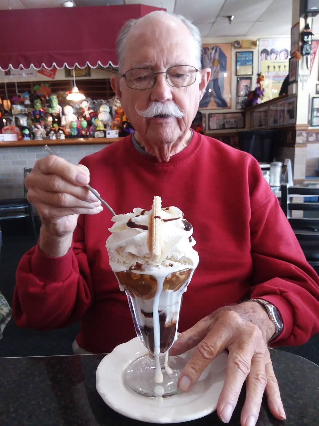 Lindys Chili & Gerties Ice Cream | restaurant | 100 W Commercial St, Morris, IL 60450, USA | 8159410352 OR +1 815-941-0352