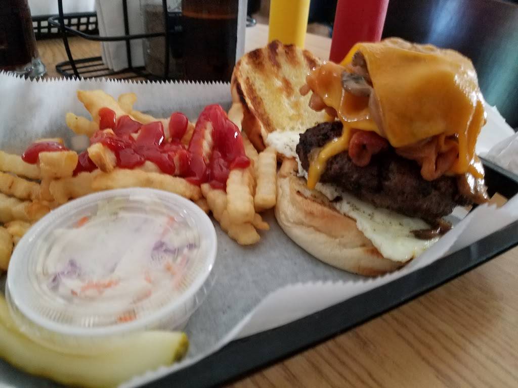 Uncle Georges Bar & Grill | restaurant | 225 Railroad St, Silver Lake, WI 53170, USA | 2628855005 OR +1 262-885-5005