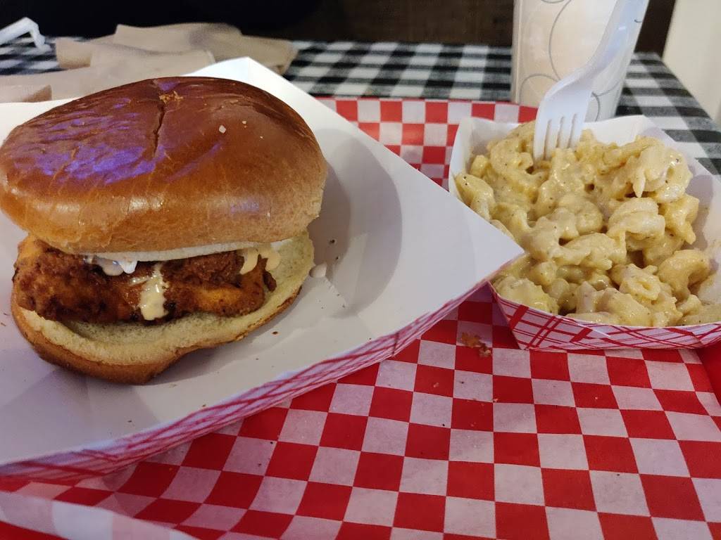 The Roost Carolina Kitchen | restaurant | 3474 N Clark St, Chicago, IL 60657, USA | 7733608303 OR +1 773-360-8303