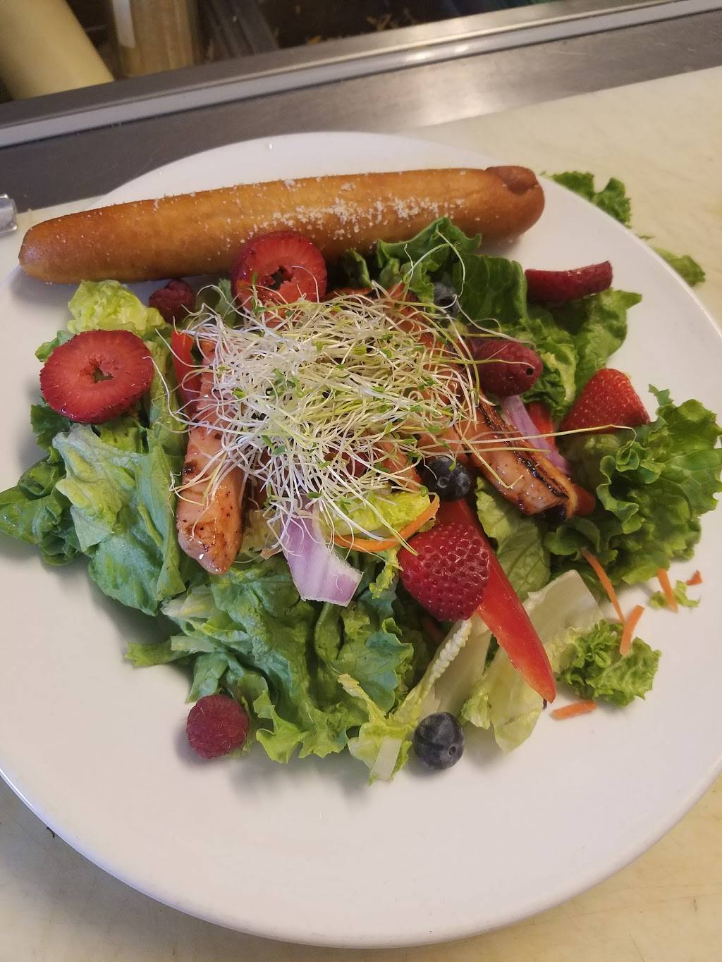 Elk & Hound Restaurant | restaurant | 200 Country Club Rd, Ironwood, MI 49938, USA | 9069323742 OR +1 906-932-3742