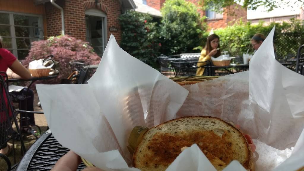 Lyns Gracious Goodness | restaurant | 2306 Whitesburg Dr, Huntsville, AL 35801, USA | 2565332607 OR +1 256-533-2607