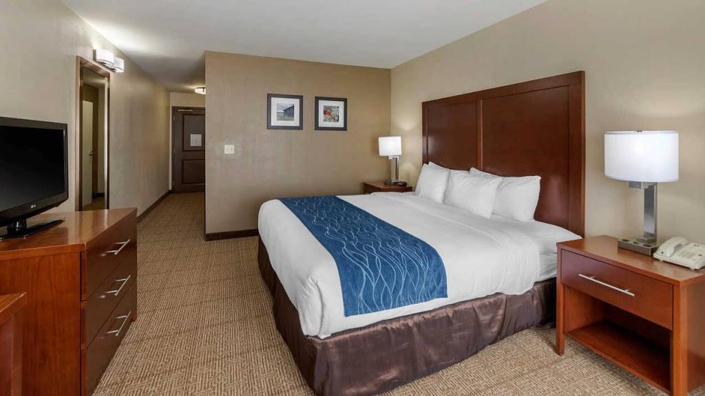 Comfort Inn & Suites Northern Kentucky | restaurant | 10 Country Dr, Wilder, KY 41076, USA | 8594413707 OR +1 859-441-3707