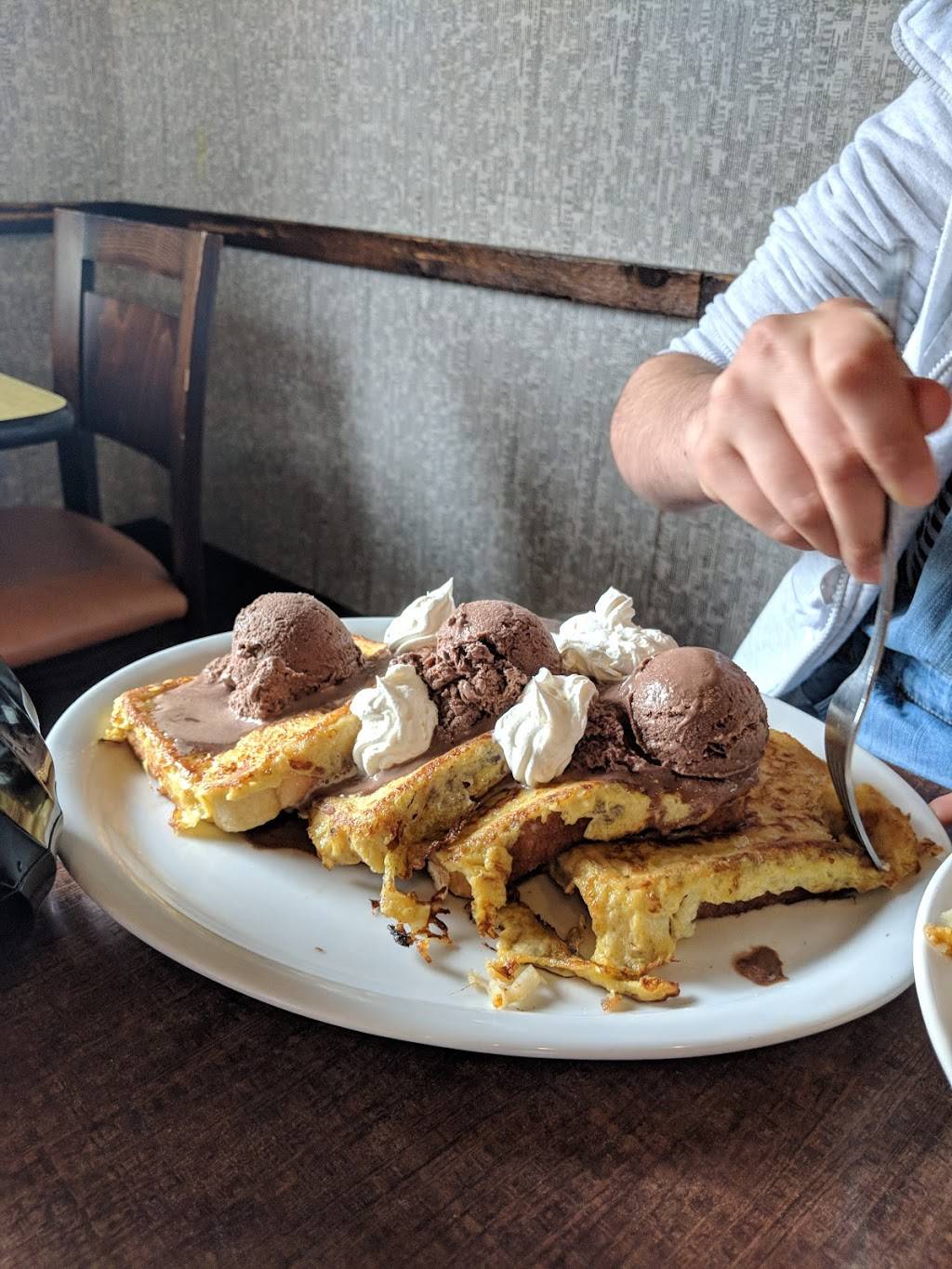 Captain Robins Family Restaurant | restaurant | 111 Lakeshore Rd W, Mississauga, ON L5H 2E3, Canada | 9052749111 OR +1 905-274-9111