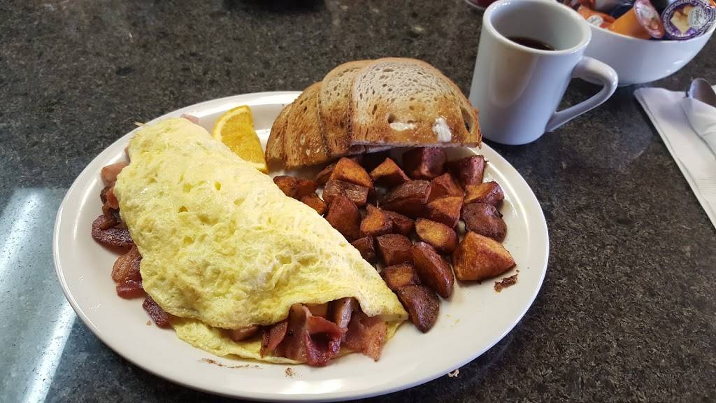 Center Grill | restaurant | 3 Turkey Hills Rd, East Granby, CT 06026, USA | 8604133238 OR +1 860-413-3238