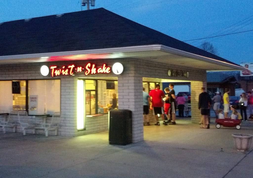 Twist-n-Shake | restaurant | 230 Cleveland St, Elyria, OH 44035, USA | 4403652550 OR +1 440-365-2550
