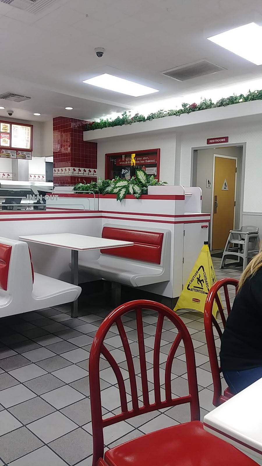 In-N-Out Burger | restaurant | 575 W Clover Rd, Tracy, CA 95376, USA | 8007861000 OR +1 800-786-1000