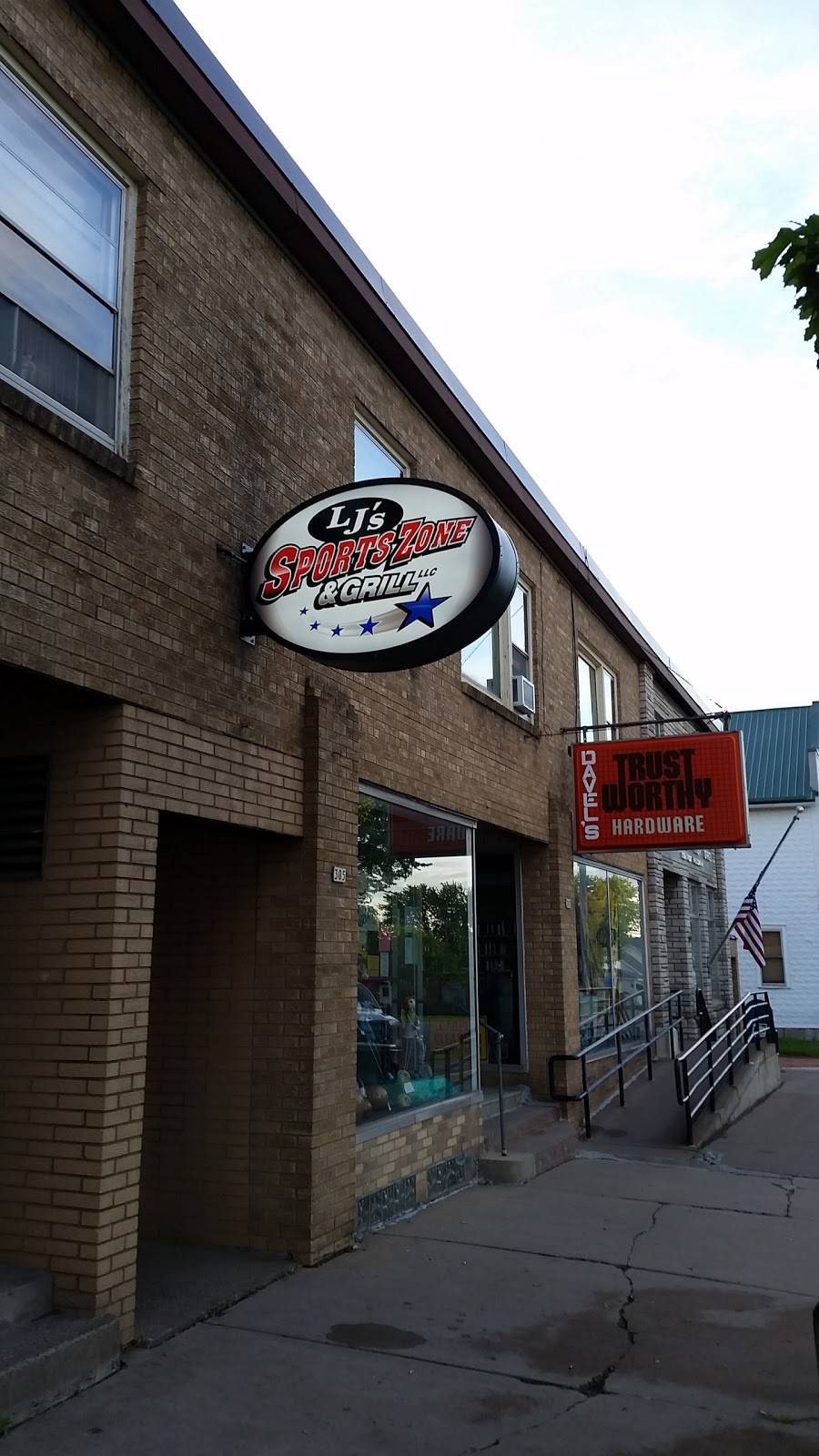 LJs Sports Zone & Grill | restaurant | 305 N 3rd Ave, Stratford, WI 54484, USA | 7155819126 OR +1 715-581-9126