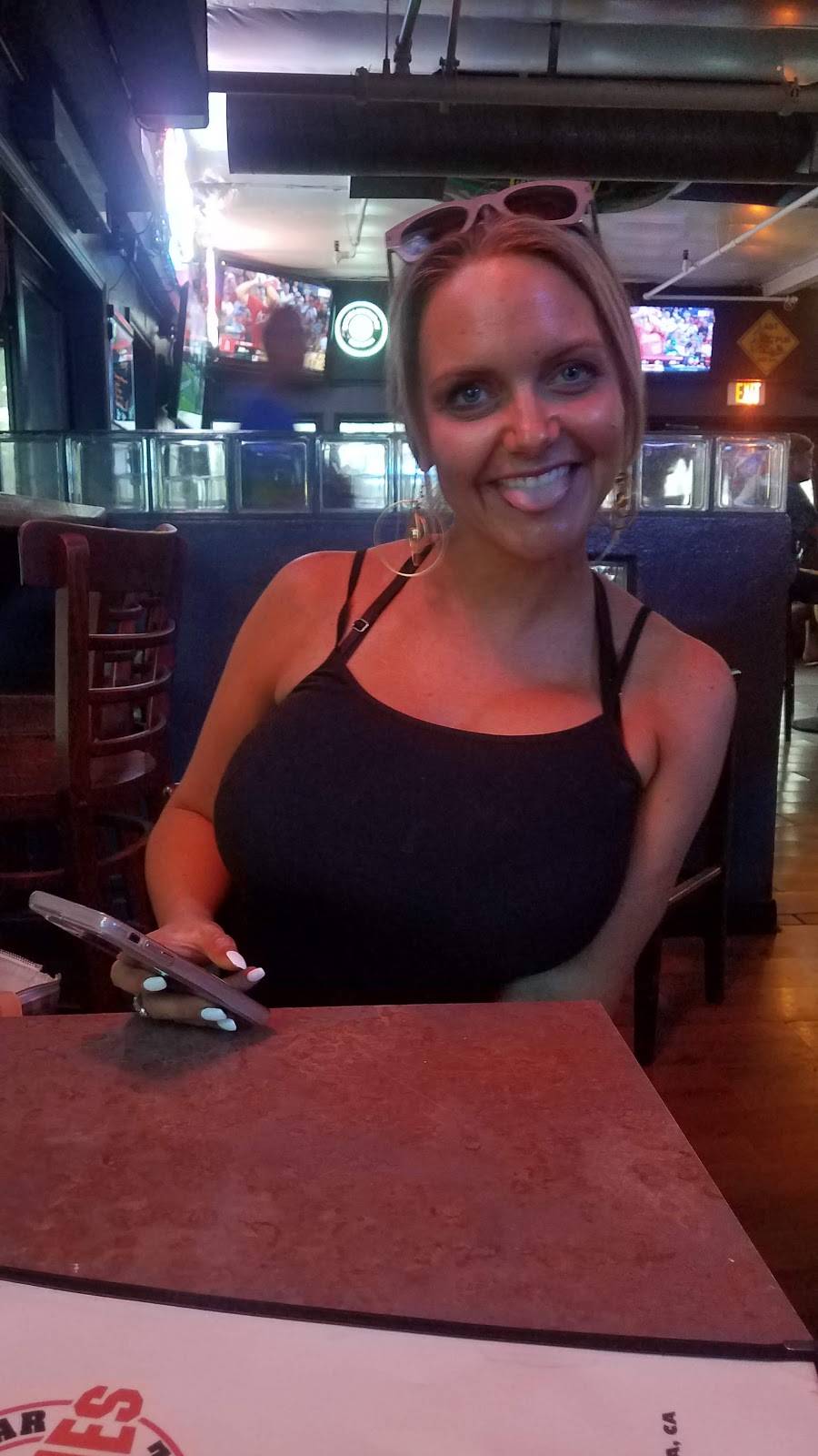 Sidelines Sports Bar & Grill | restaurant | 24910 Washington Ave, Murrieta, CA 92562, USA | 9514612188 OR +1 951-461-2188