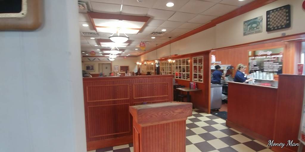 Friendlys | restaurant | 230 Jericho Turnpike, Mineola, NY 11501, USA | 5162940393 OR +1 516-294-0393