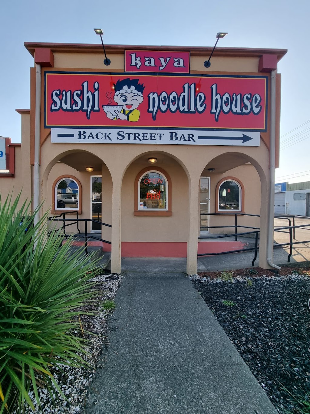 Kaya Sushi & Noodle House | restaurant | 777 Cottage St, Brookings, OR 97415, USA | 5418132888 OR +1 541-813-2888