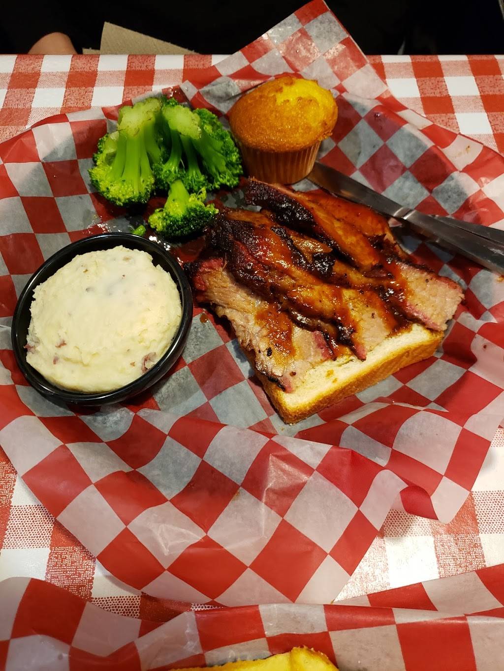 Famous Daves Bar-B-Que | meal takeaway | 2911 Mall Dr, Eau Claire, WI 54701, USA | 7158352227 OR +1 715-835-2227