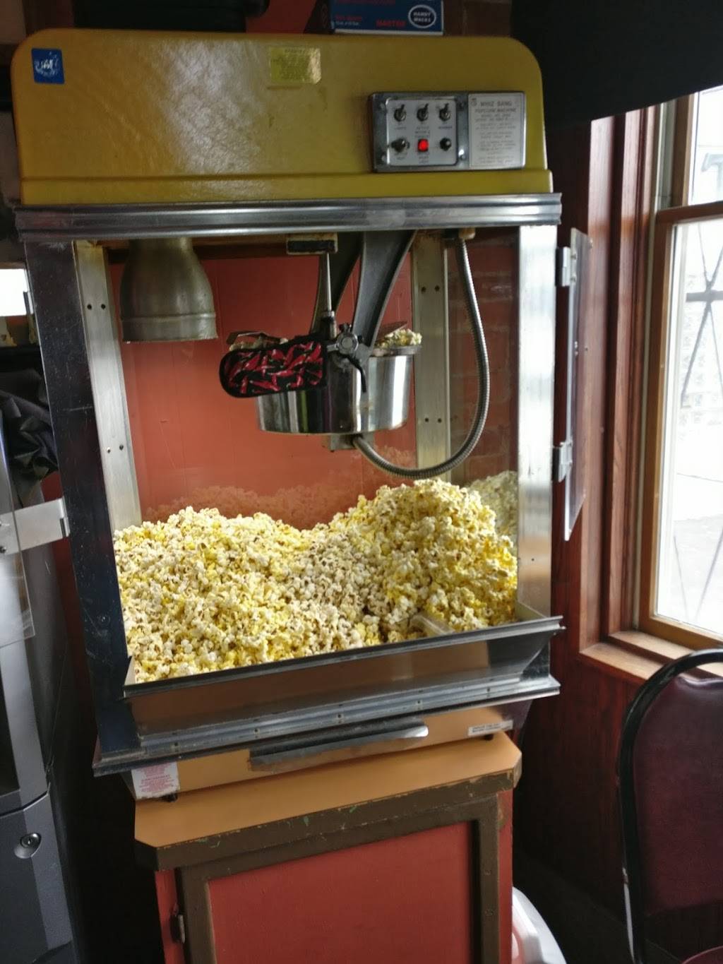 Zs Villa | restaurant | 42 Piquette Ave, Detroit, MI 48202, USA | 3138742680 OR +1 313-874-2680