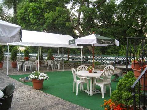 Champions Pub | restaurant | 2417 N Bartlett Ave, Milwaukee, WI 53211, USA | 4143322440 OR +1 414-332-2440