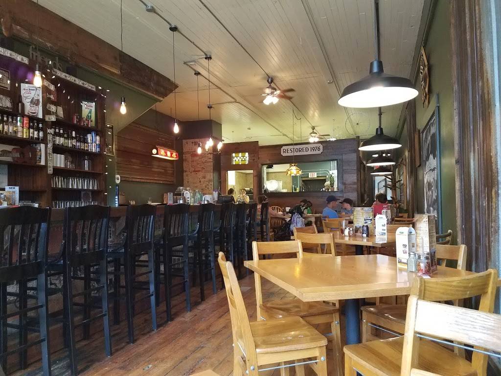 Muddy Waters Pizza Pub | restaurant | 207 W Blackhawk Ave, Prairie du Chien, WI 53821, USA | 6083801283 OR +1 608-380-1283