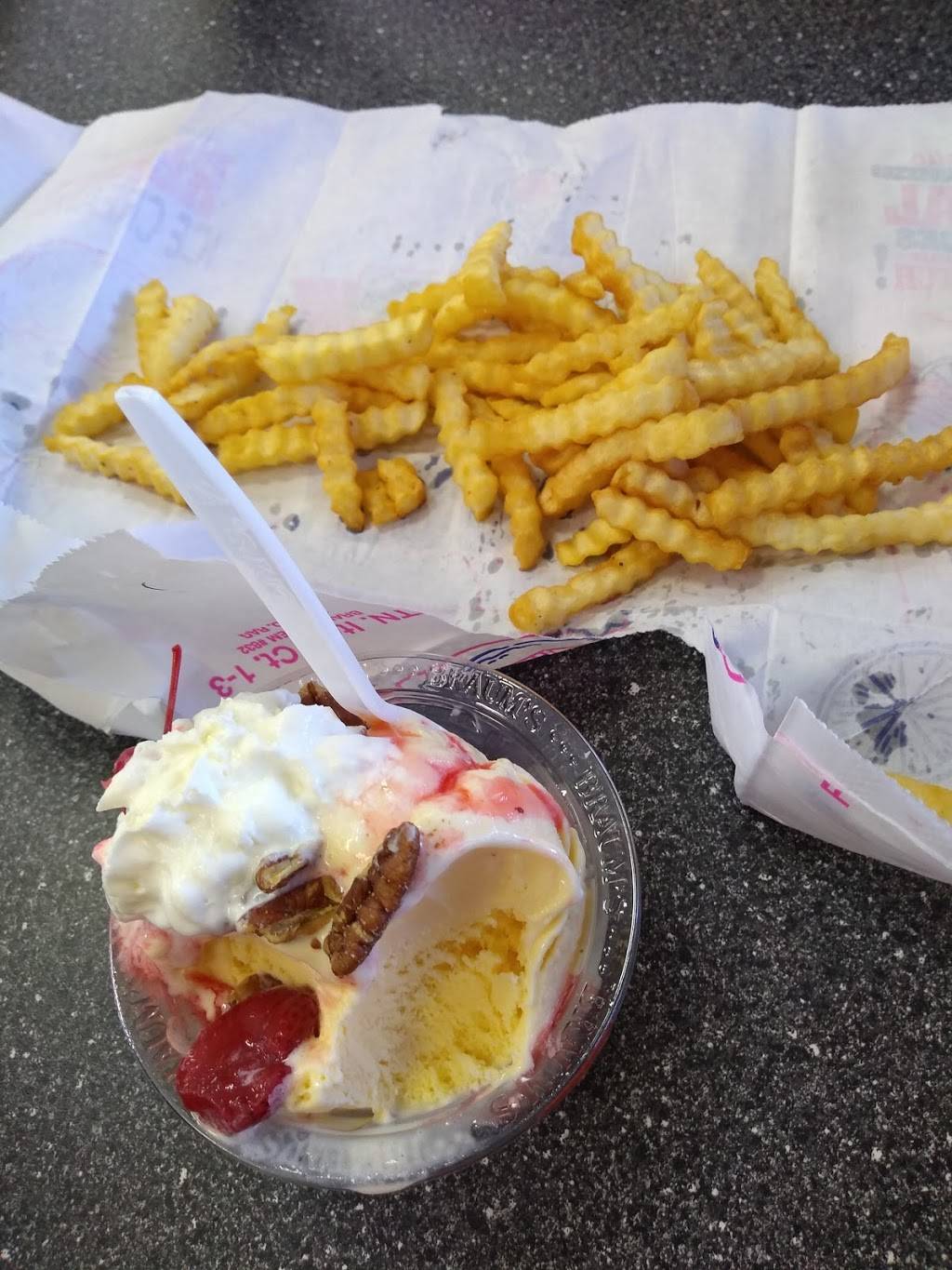 Braums Ice Cream & Burger Restaurant | restaurant | 2922 W University Dr, Denton, TX 76201, USA | 9405661634 OR +1 940-566-1634