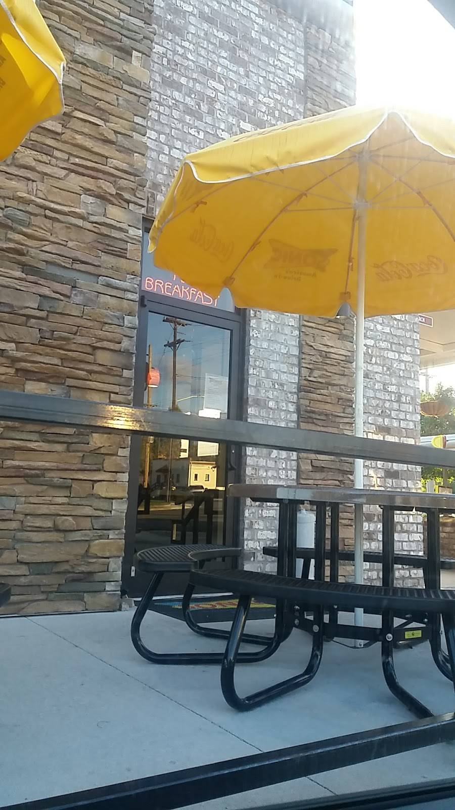 Sonic Drive-In | restaurant | 1800 S Main St, High Point, NC 27260, USA | 3368820382 OR +1 336-882-0382