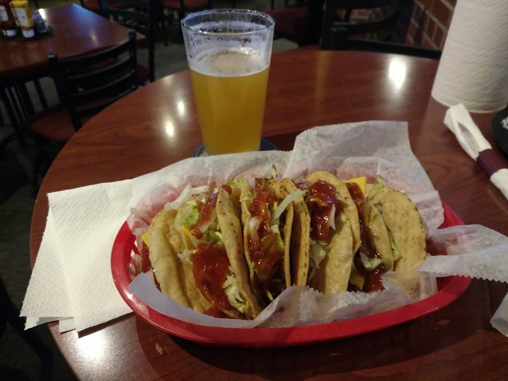 Hotshots Sports Bar & Grill | restaurant | 1319 Central Park Dr, OFallon, IL 62269, USA | 6186244200 OR +1 618-624-4200