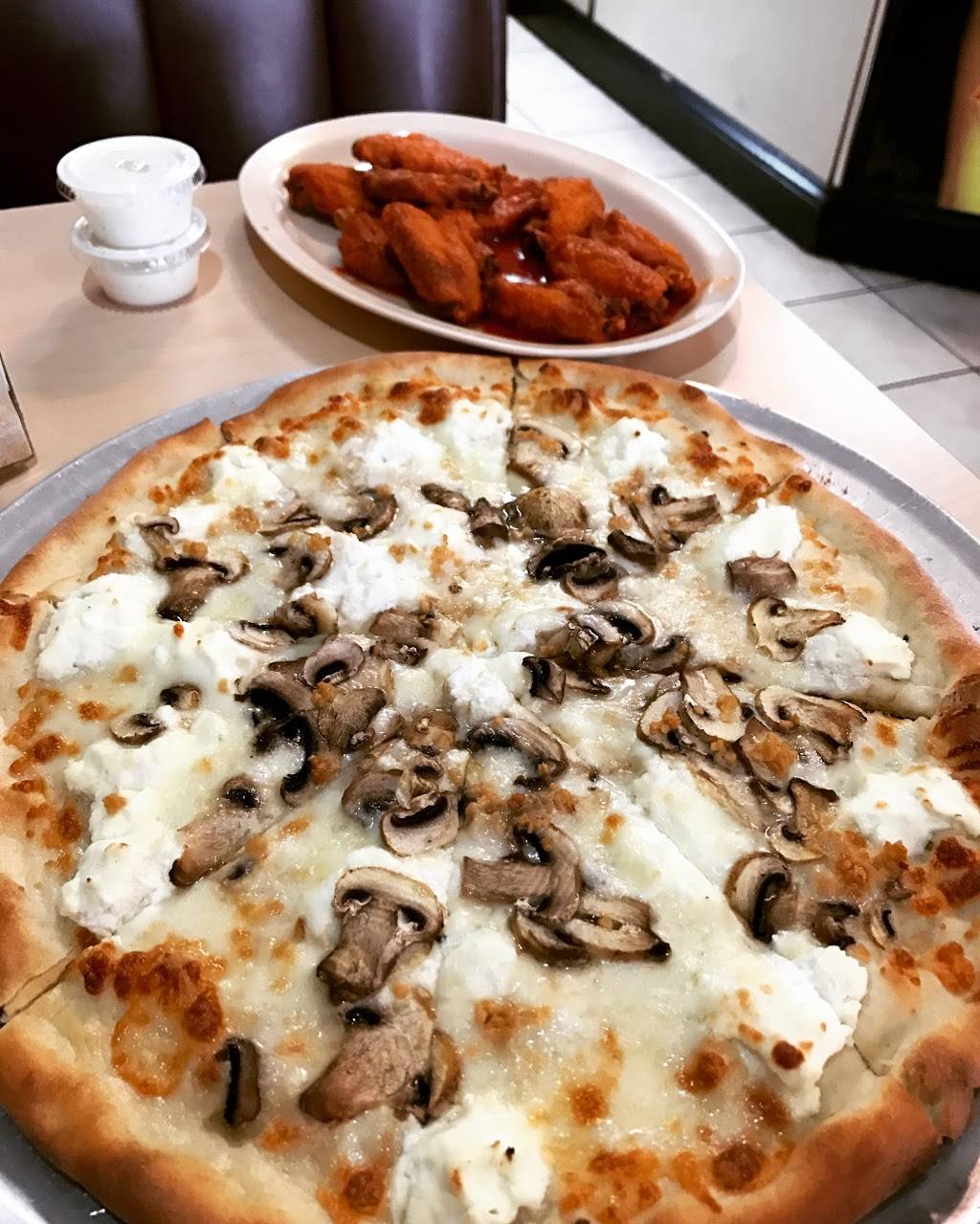 Luckys Pizza | restaurant | 6630 W Cactus Rd B108, Glendale, AZ 85304, USA | 6238787888 OR +1 623-878-7888