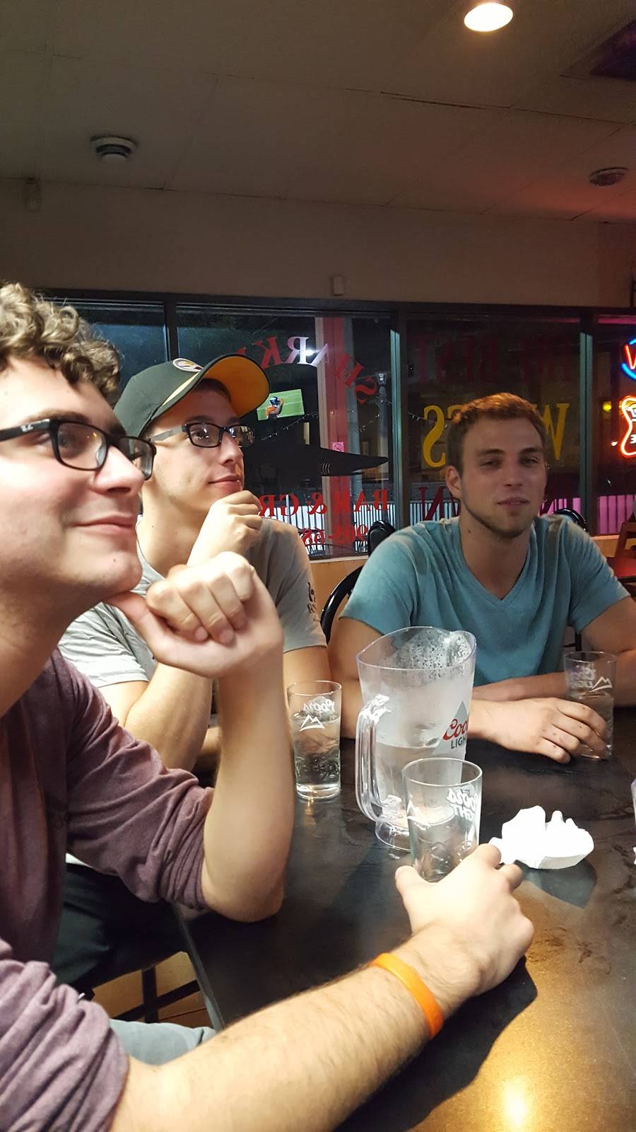 Sharkys Bar & Grill | restaurant | 247 Welland Ave, St. Catharines, ON L2R 2P6, Canada | 9056857480 OR +1 905-685-7480