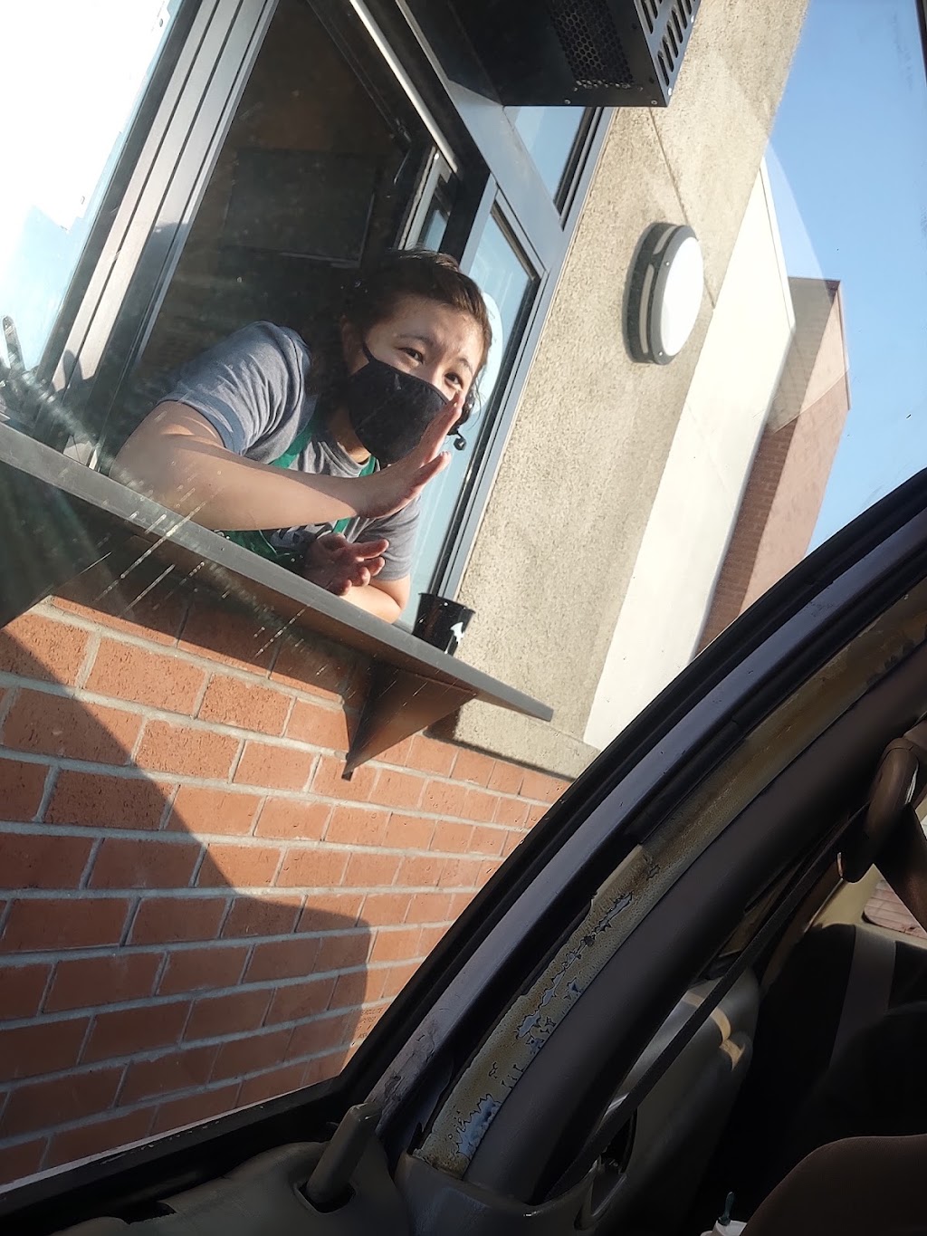 Starbucks | cafe | 1456 E North Ave #101, Fresno, CA 93725, USA | 5597460032 OR +1 559-746-0032