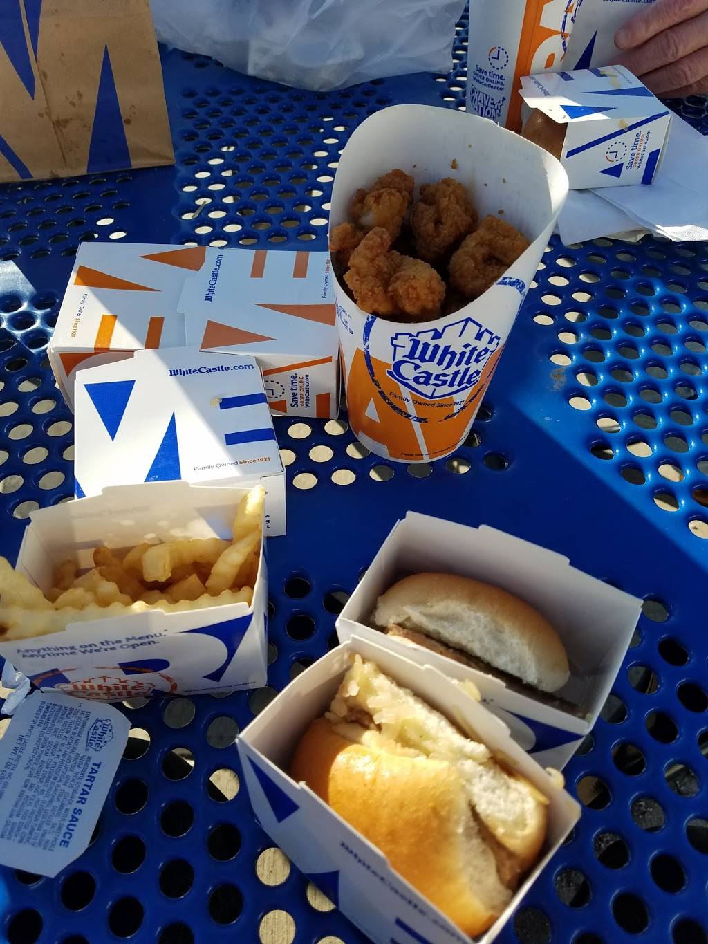 White Castle | restaurant | 211 Roosevelt Rd, Maywood, IL 60153, USA | 7083452621 OR +1 708-345-2621
