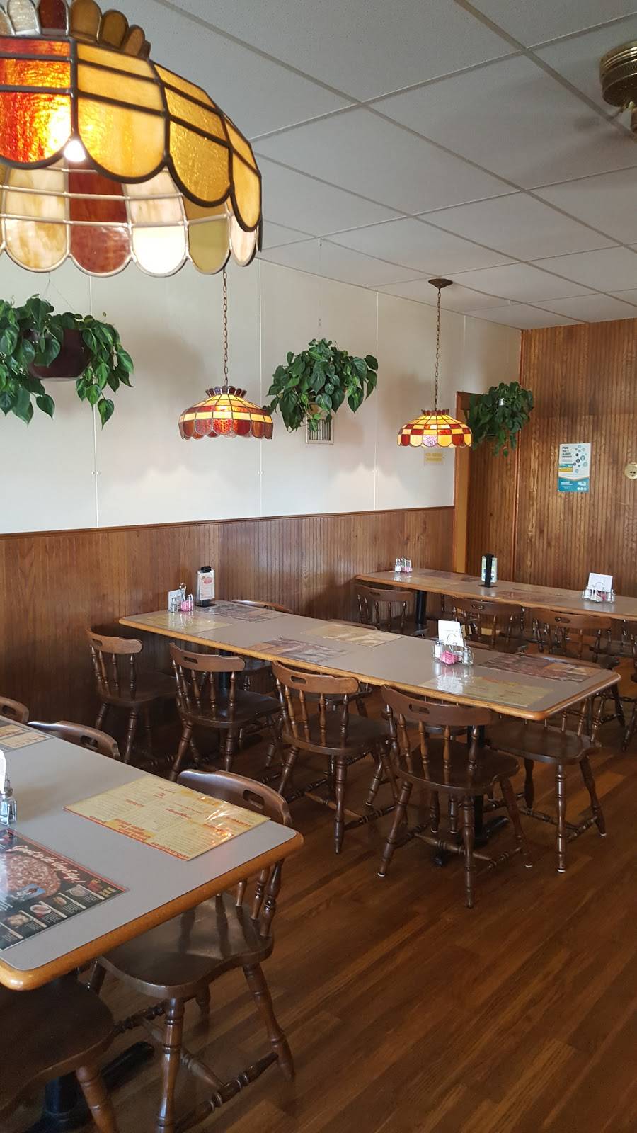 Pizza King | restaurant | 100 S Main St, Farmland, IN 47340, USA | 7654687577 OR +1 765-468-7577