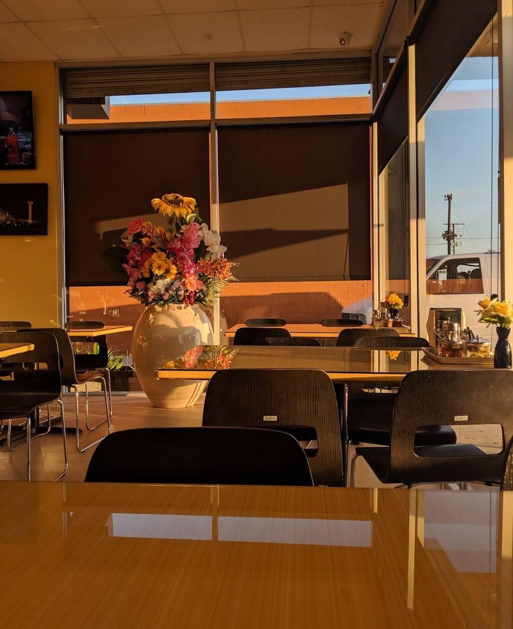 La Vo Noodle & Thai Curry Pizza 2 | restaurant | 8236 Coldwater Canyon Ave, North Hollywood, CA 91605, USA | 8188551089 OR +1 818-855-1089