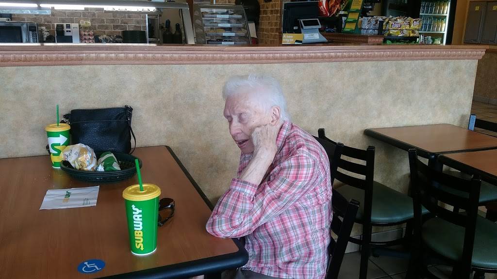 Subway | meal takeaway | 1511 Westside Hwy, Kelso, WA 98626, USA | 3605775898 OR +1 360-577-5898