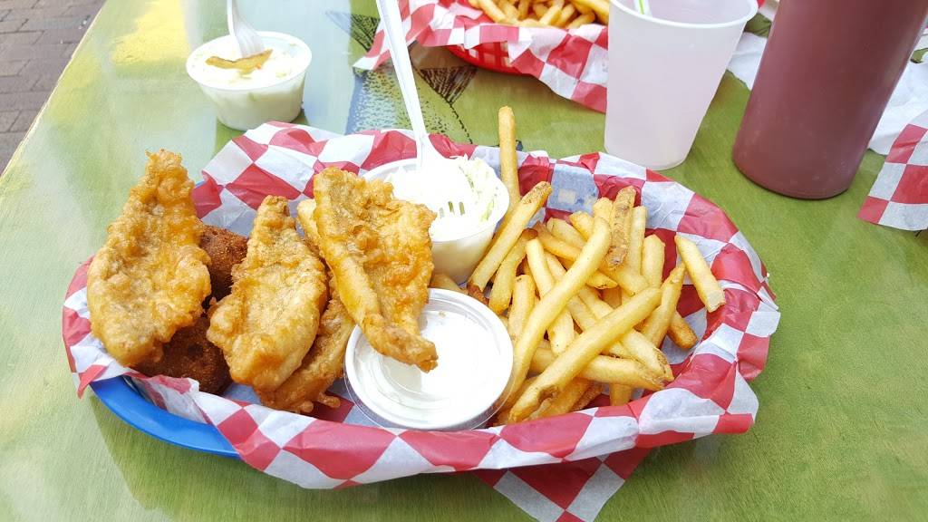 Scalawags Whitefish & Chips | restaurant | 226 E Central Ave, Mackinaw City, MI 49701, USA | 2314367777 OR +1 231-436-7777