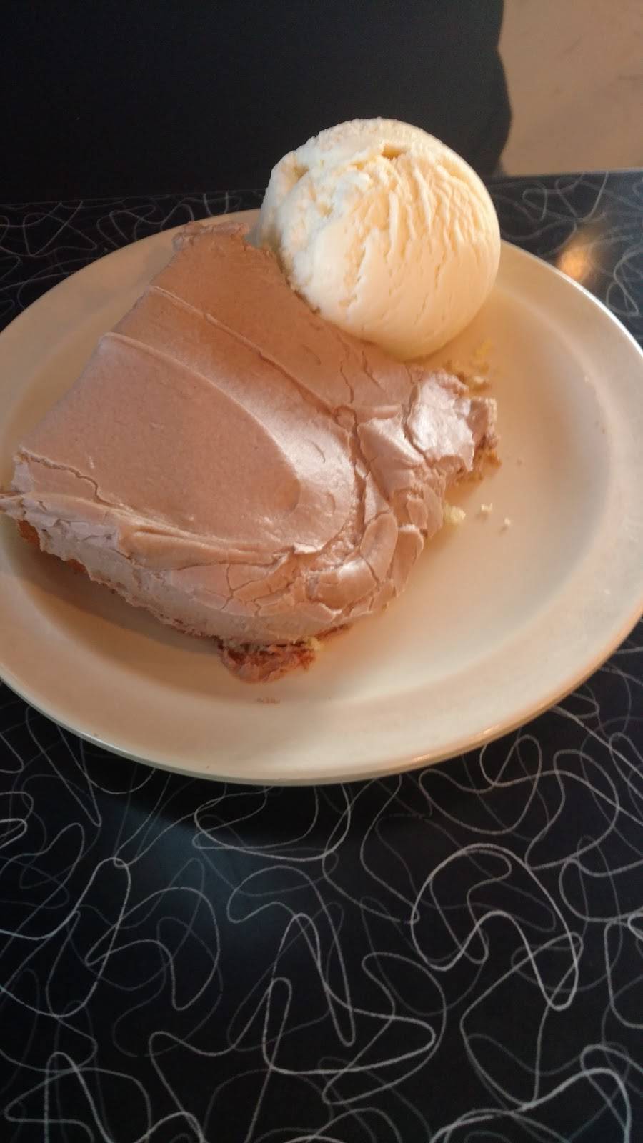 Dixie Freeze | restaurant | 200 Elm Ave, South Pittsburg, TN 37380, USA | 4238376423 OR +1 423-837-6423