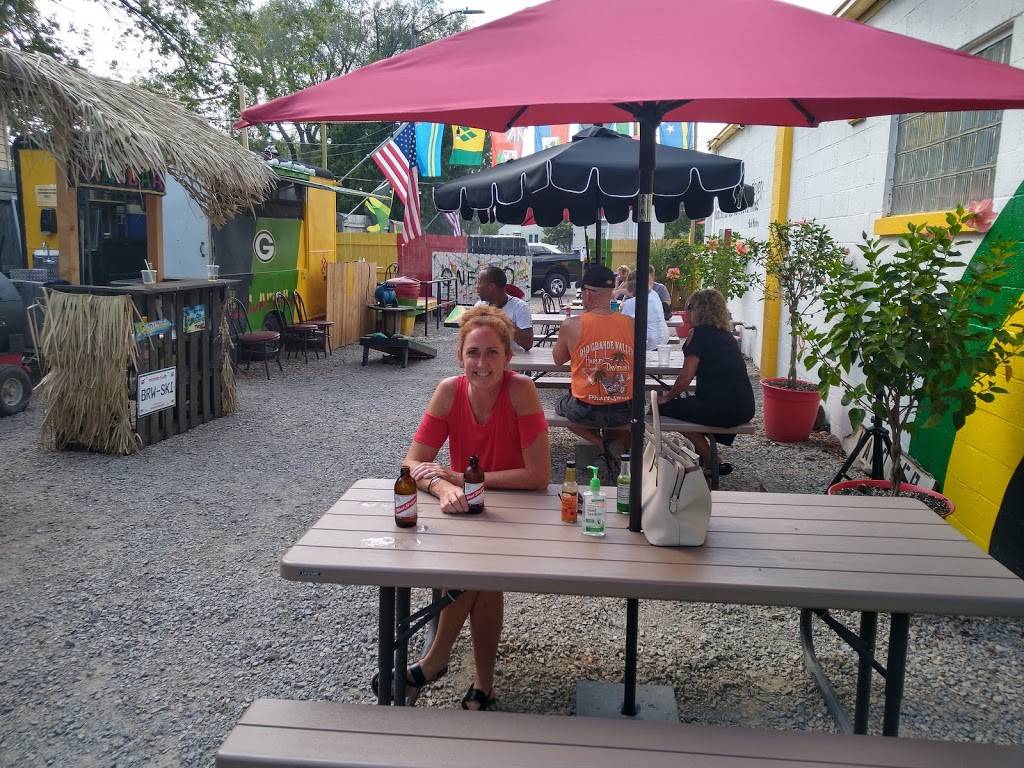 Lil Jamaica | restaurant | 1332 S Broadway, Green Bay, WI 54304, USA | 9203733826 OR +1 920-373-3826