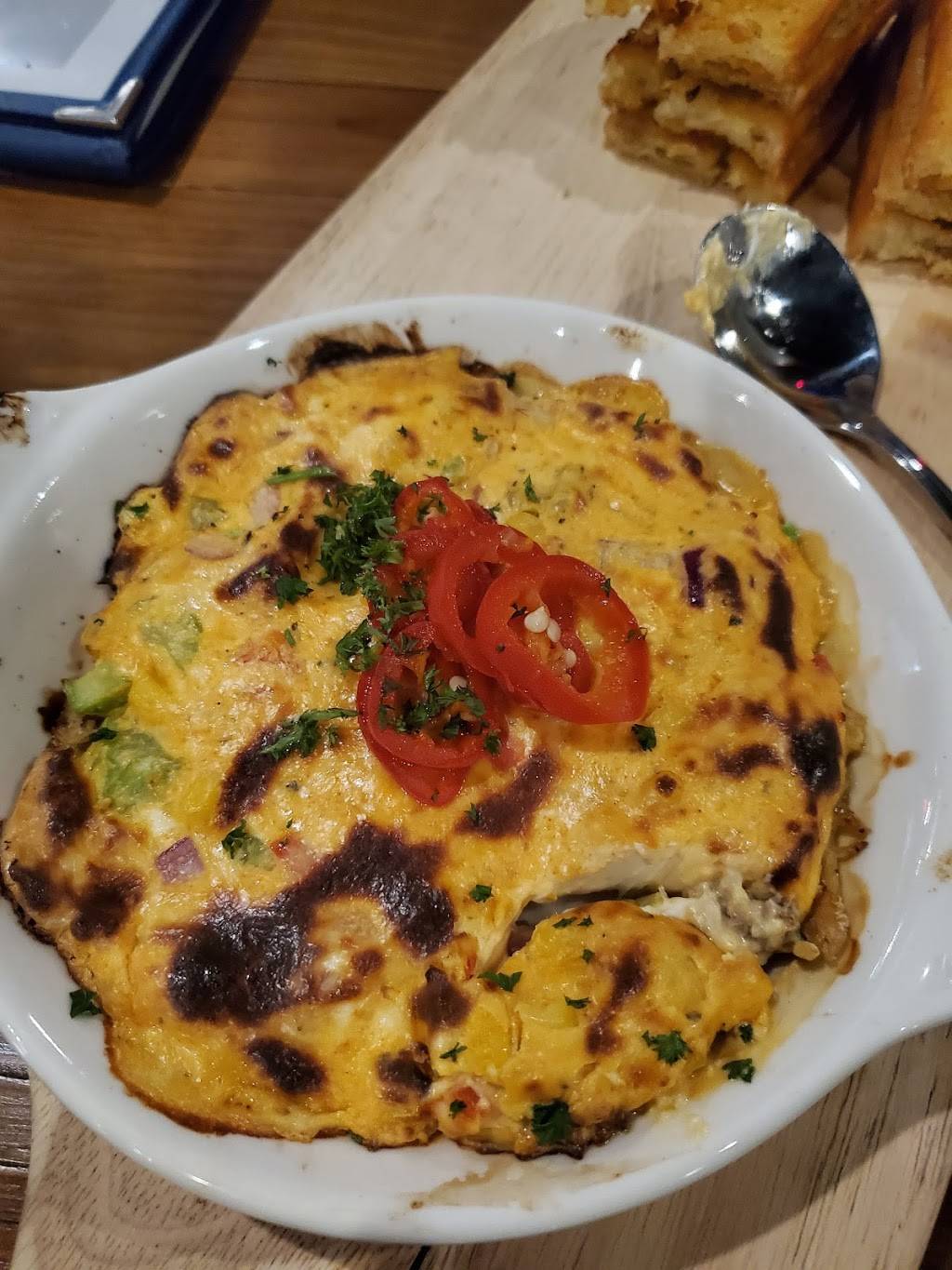 Bostons | restaurant | 804 5th St SE, Cedar Rapids, IA 52401, USA | 3193639627 OR +1 319-363-9627