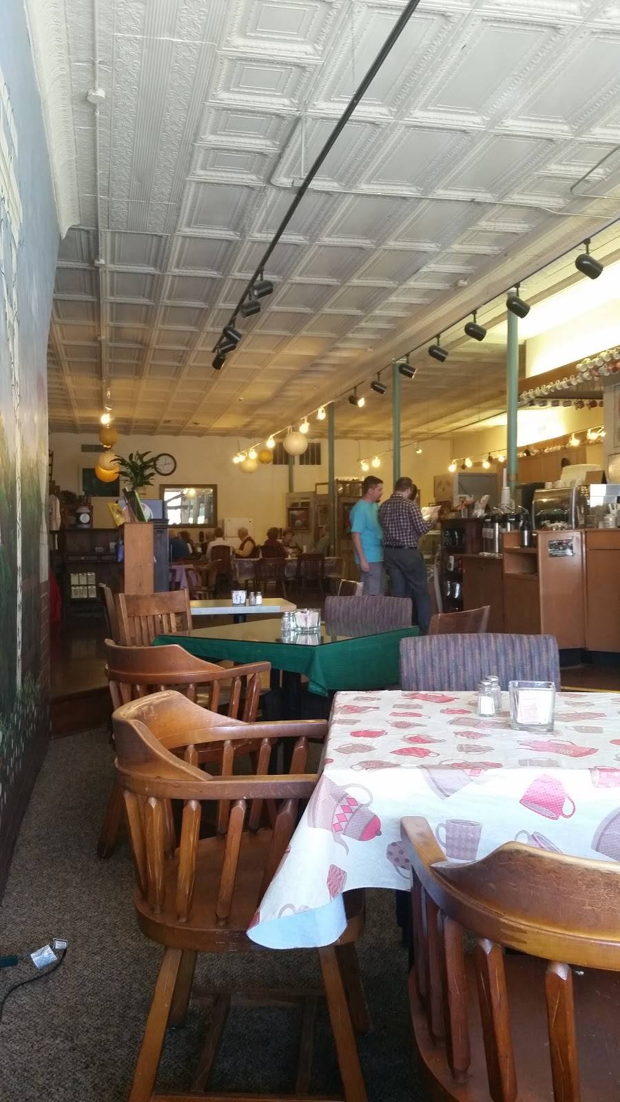 Buzz | restaurant | 601 Public Square, Benton, IL 62812, USA | 6184382899 OR +1 618-438-2899