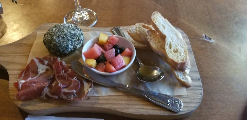 Mojos Lounge & Bar | restaurant | 428 1st St, Woodland, CA 95695, USA | 5306610428 OR +1 530-661-0428