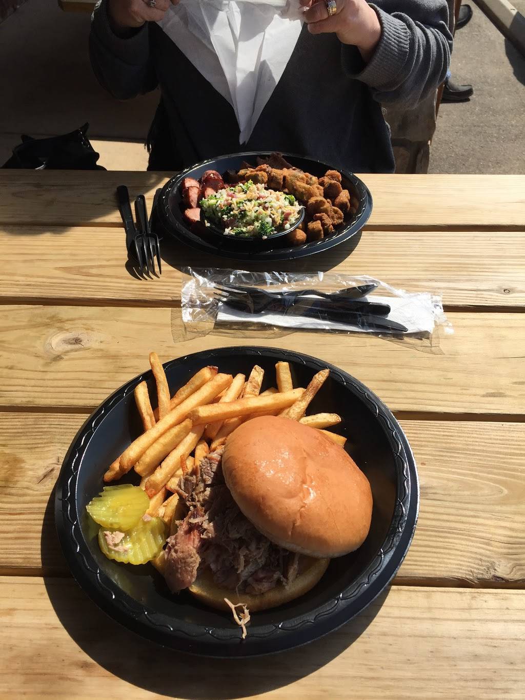 Biguns Barbeque | restaurant | 362 Carns Mill Rd, Talking Rock, GA 30175, USA | 7062537675 OR +1 706-253-7675