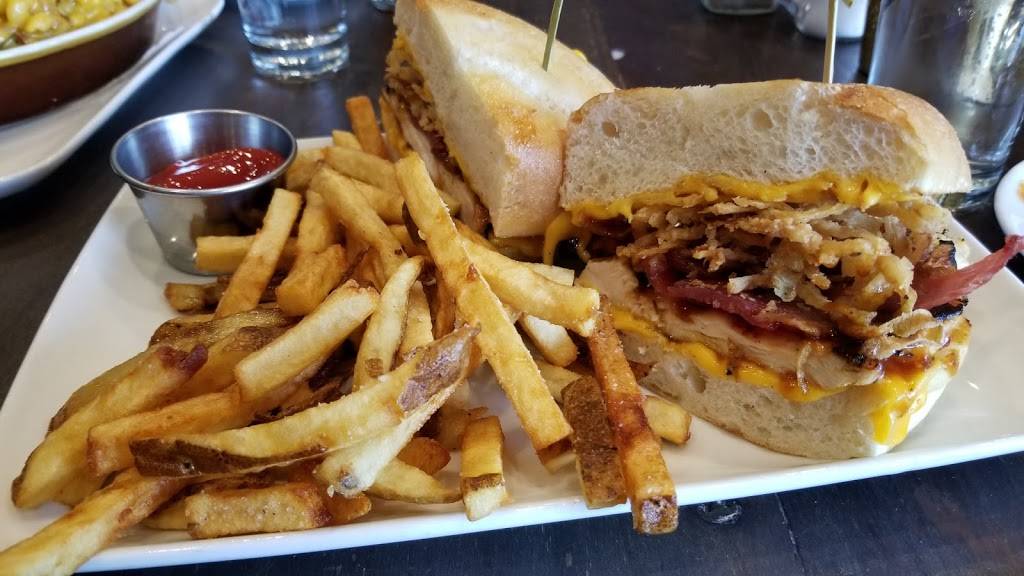 Henleys Village Tavern | restaurant | 184 Orinoco Dr, Brightwaters, NY 11718, USA | 6319680100 OR +1 631-968-0100