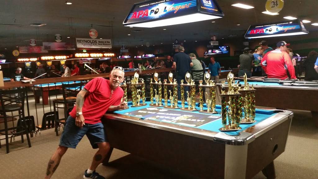 Sharkys Bar & Grill | restaurant | 2902 E Kimberly Rd, Davenport, IA 52807, USA | 5633597225 OR +1 563-359-7225